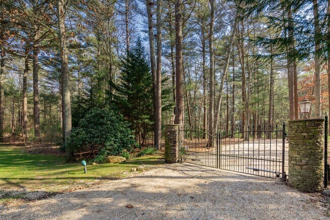 88 Bull Path in East Hampton, NY - Building Photo - Building Photo