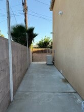 9610 Dorrington Ave in Pacoima, CA - Foto de edificio - Building Photo