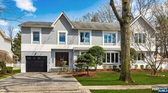 827 Alden Rd in Paramus, NJ - Building Photo