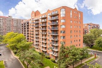 Manoir de Casson in Montréal, QC - Building Photo - Building Photo