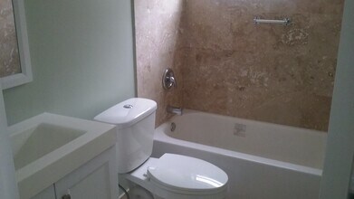 1135 W 35th Pl in Hialeah, FL - Foto de edificio - Building Photo