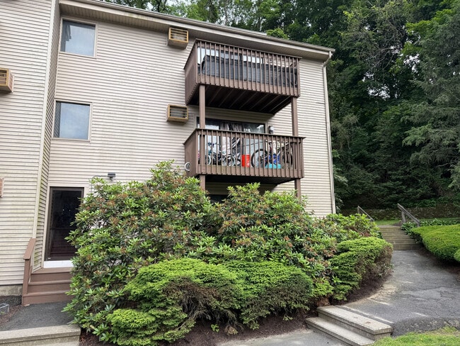 38 Padanaram Ave in Danbury, CT - Building Photo - Building Photo