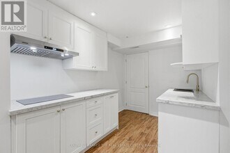 17 Barnwood Dr in Richmond Hill, ON - Building Photo - Building Photo