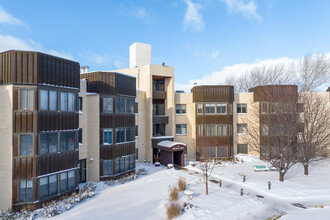 111 Imperial Dr W in West St. Paul, MN - Foto de edificio - Building Photo