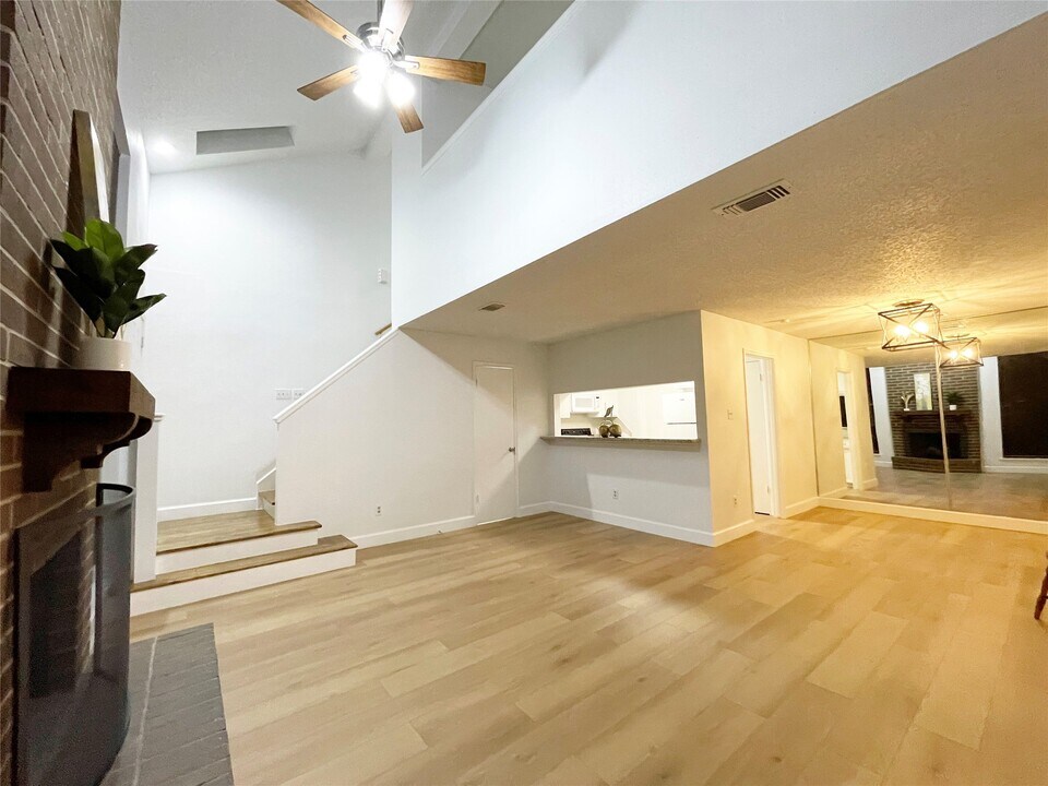 13716 Hollowgreen Dr in Houston, TX - Building Photo