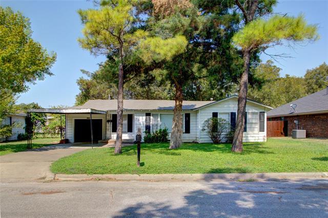 1106 Bales St in Cleburne, TX - Building Photo