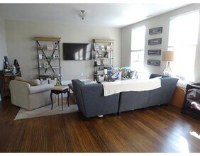 380 W Broadway, Unit 401 in Boston, MA - Building Photo - Building Photo