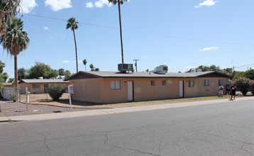 Holly Gardens in Phoenix, AZ - Building Photo - Building Photo