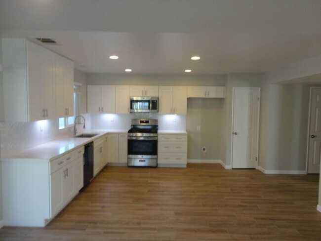 38319 Armstrong Dr in Palmdale, CA - Building Photo - Building Photo
