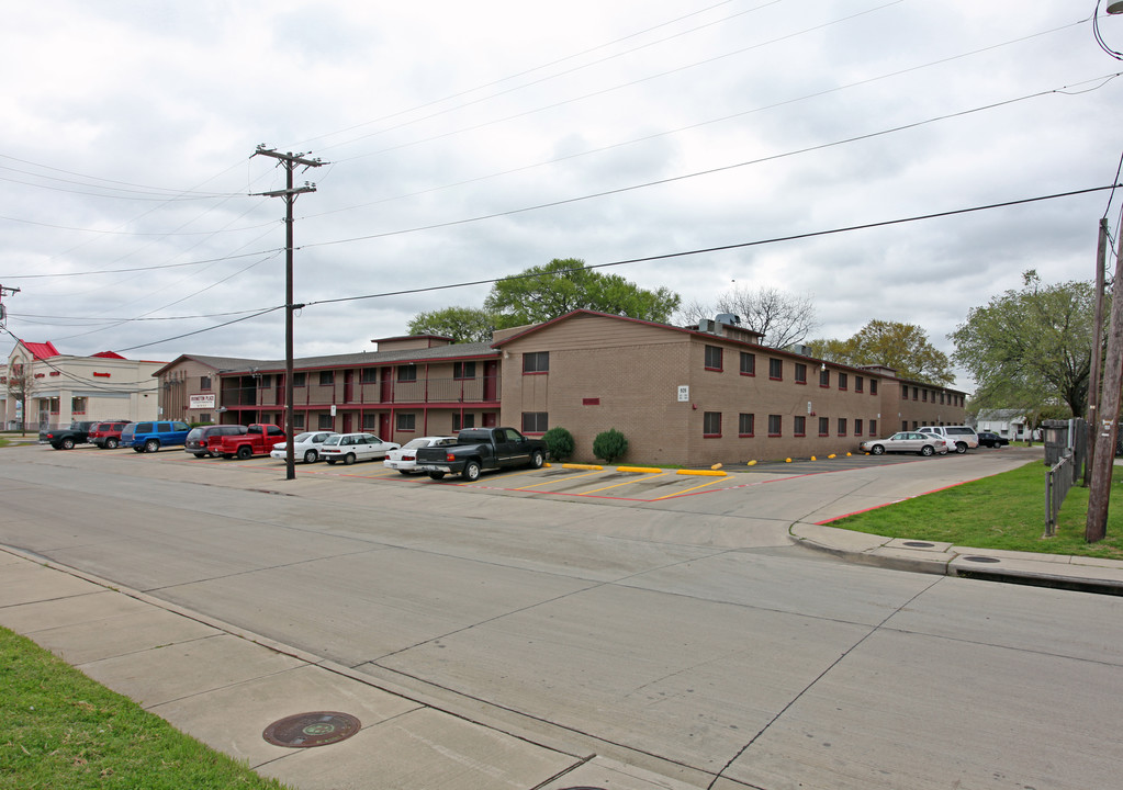 Irvington Place Apartments in Irving, TX - Building Photo