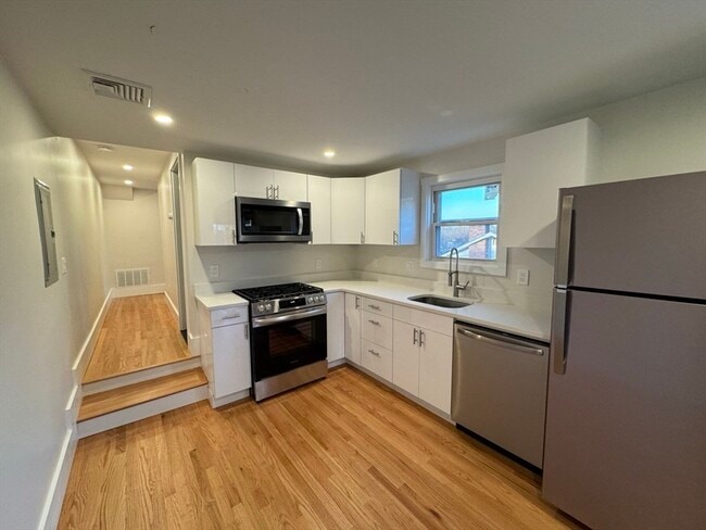 289 Walnut St in Stoughton, MA - Building Photo - Building Photo