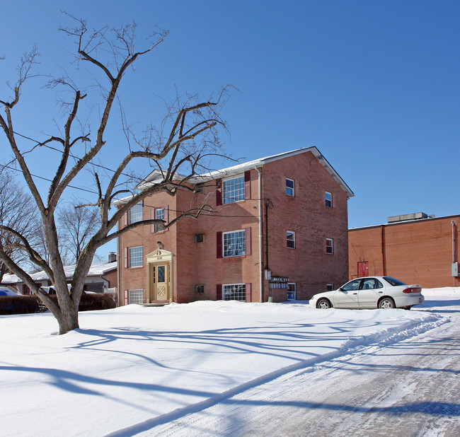 1656 Laurie Dr in Youngstown, OH - Foto de edificio - Building Photo