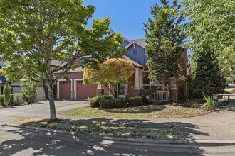 3637 NW Lansbrook Terrace in Portland, OR - Foto de edificio - Building Photo