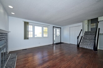 1613 Hartmann Dr in Schaumburg, IL - Building Photo - Building Photo
