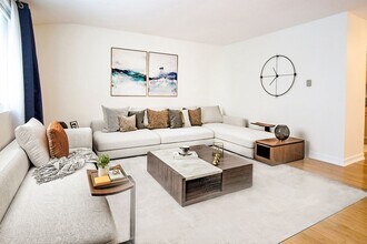 8130 Redlands St in Los Angeles, CA - Foto de edificio - Building Photo