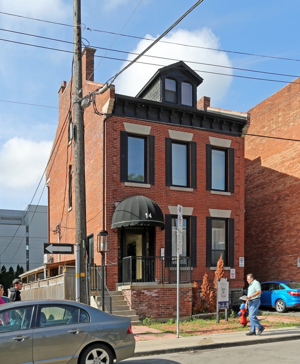 James & Forest Apartments in Hamilton, ON - Building Photo