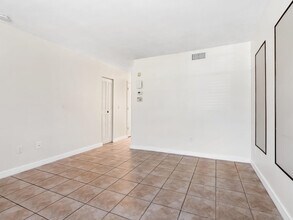 4805 Rilma Ave, Unit 107 in Sarasota, FL - Foto de edificio - Building Photo