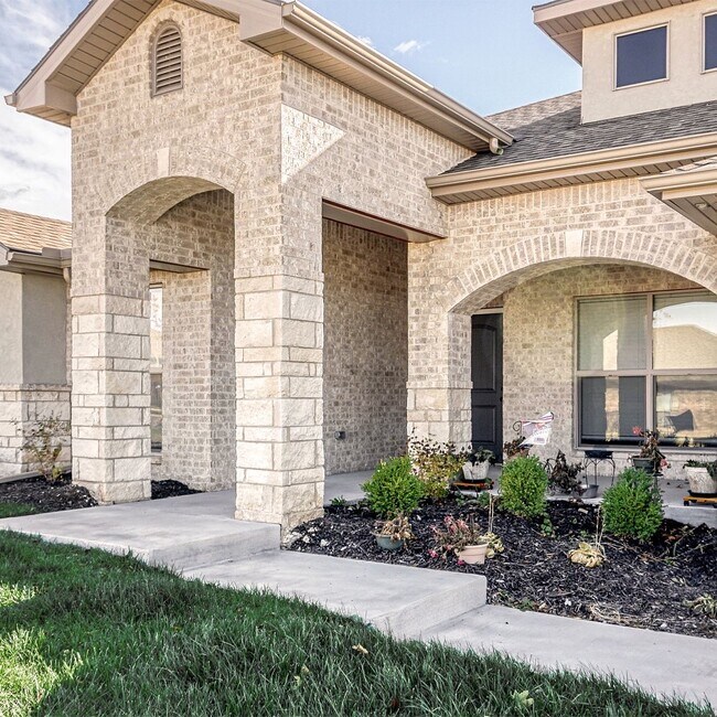 7530 Apache Rd Rentals in Shawnee, KS