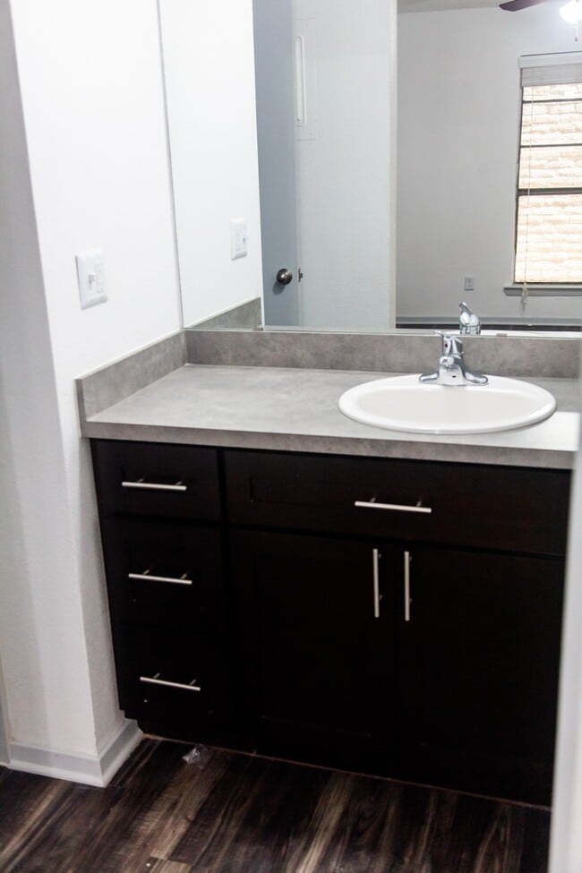 8001 Gessner Dr, Unit 245 in Austin, TX - Foto de edificio - Building Photo