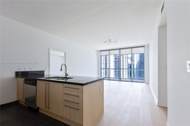 1111 SW 1st Ave, Unit 2822 in Miami, FL - Building Photo - Building Photo