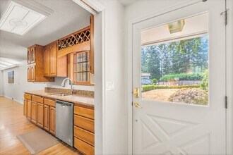 12816 NE 68th St in Kirkland, WA - Foto de edificio - Building Photo