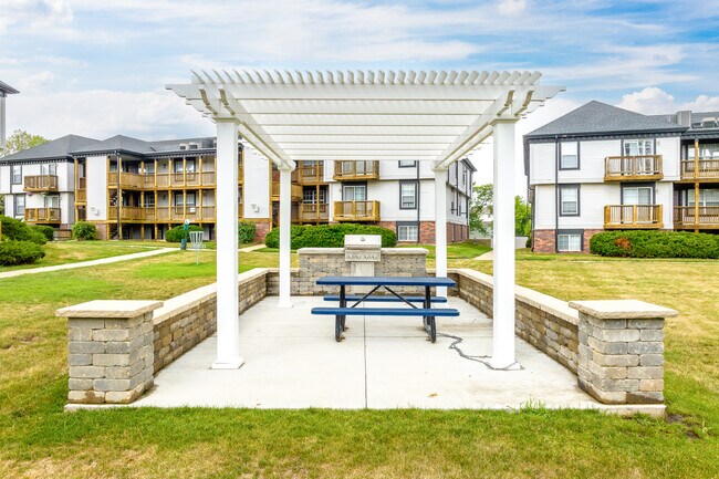 Alexandra Apartments in Cedar Rapids, IA - Foto de edificio - Building Photo