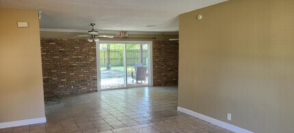 11123 Hazelhurst Dr in Houston, TX - Building Photo - Building Photo