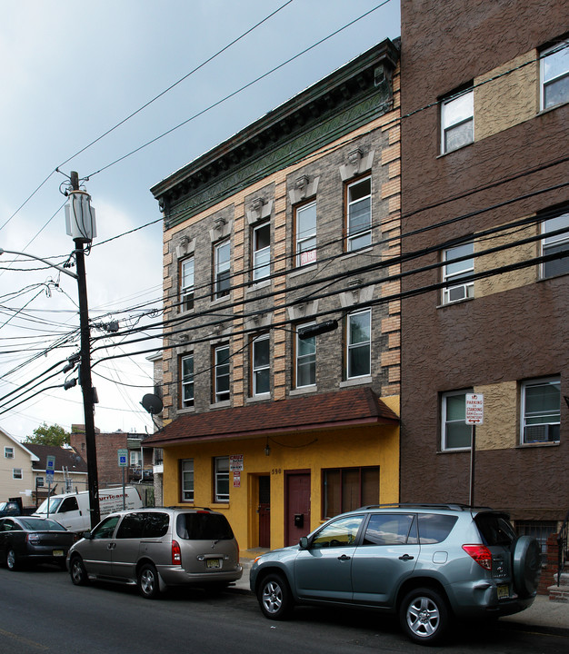 590 N 6th St in Newark, NJ - Building Photo