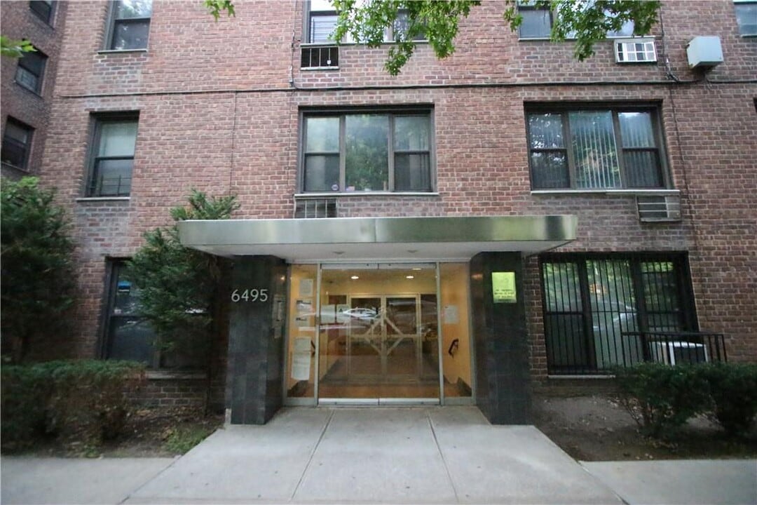 6495 Broadway in Bronx, NY - Building Photo