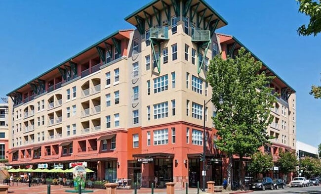 Rafael Town Center Apartments in San Rafael, CA - Building Photo - Building Photo
