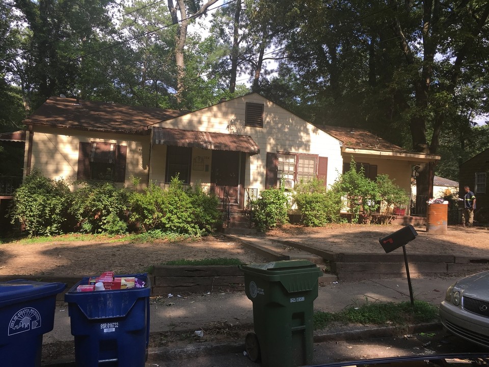 1386 Byrere Ter SW in Atlanta, GA - Building Photo