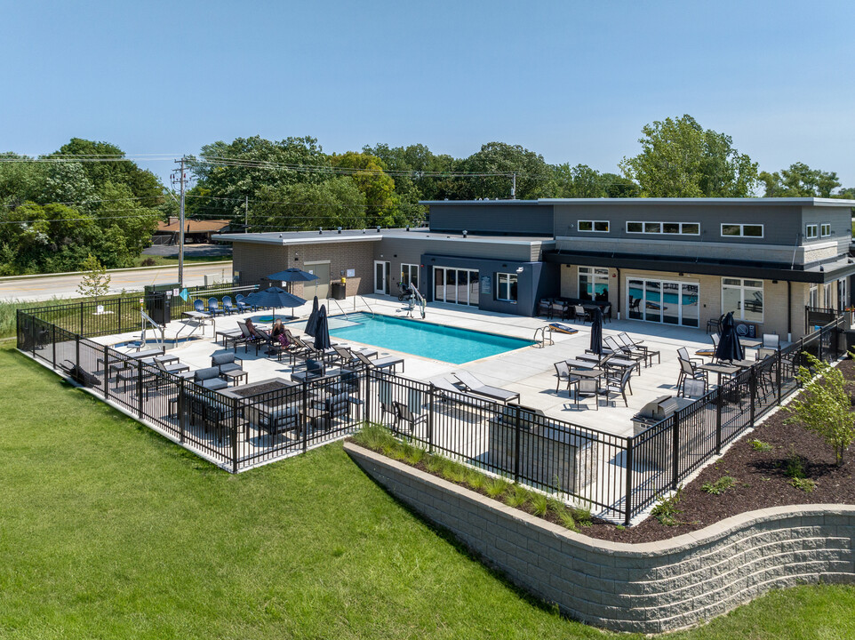 Hub13- Where Urban Amenities Meet Resident... in Oak Creek, WI - Foto de edificio