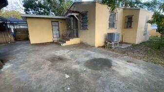 2299 NW 35th St, Unit 1 in Miami, FL - Building Photo