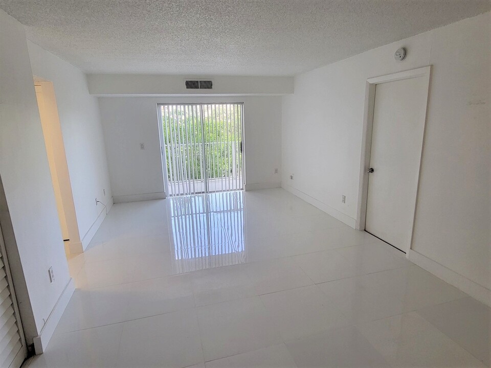 8260 SW 210th St, Unit 211 in Cutler Bay, FL - Building Photo