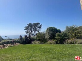 30060 Harvester Rd in Malibu, CA - Building Photo