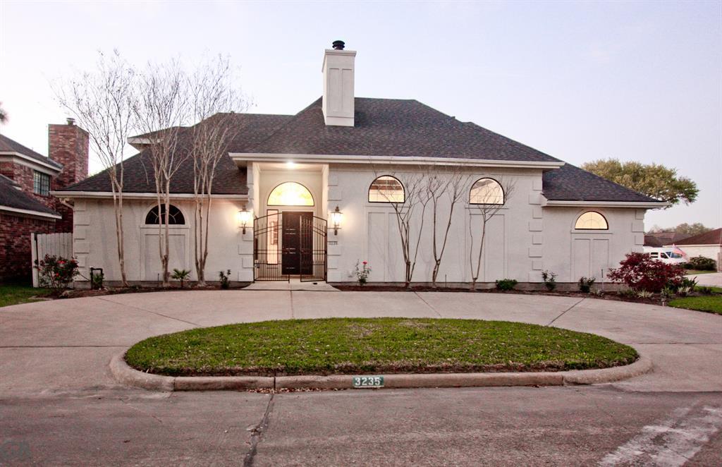 3235 Country Club Blvd in Stafford, TX - Building Photo