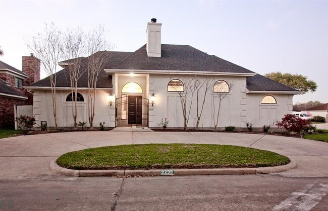 property at 3235 Country Club Blvd