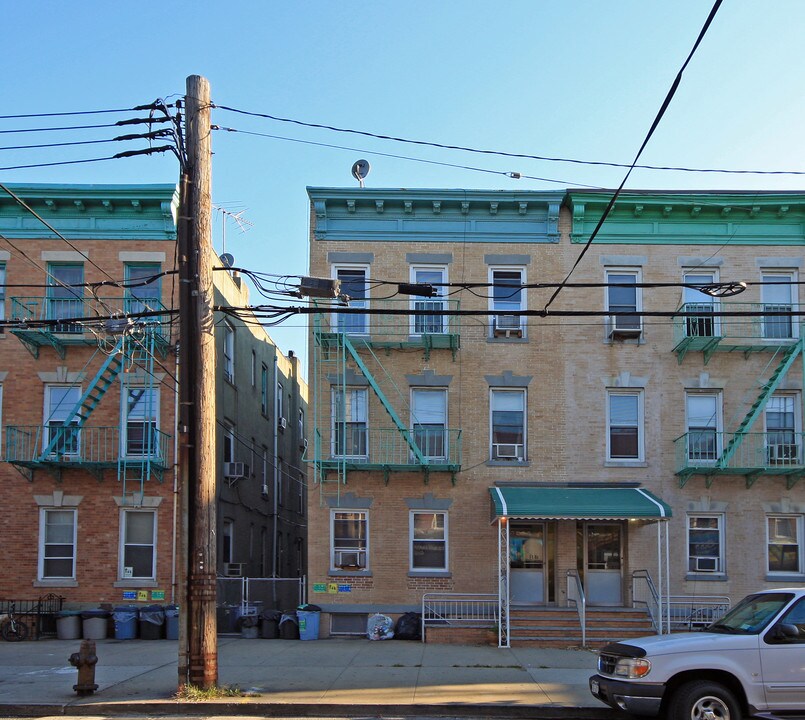 4311 34th Ave in Long Island City, NY - Building Photo