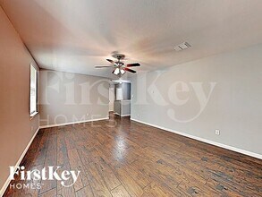 1912 Lariat Dr in Justin, TX - Foto de edificio - Building Photo