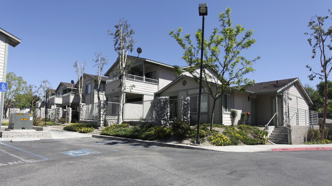 Stone Creek Apartments in Loma Linda, CA - Foto de edificio - Building Photo