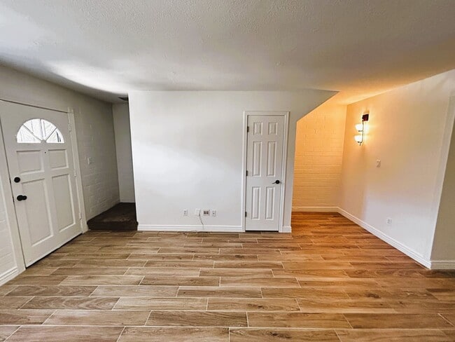 property at 4846 N Woodmere Fairway