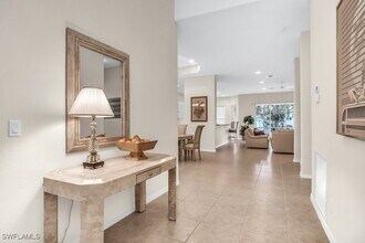 248 Glen Eagle Cir in Naples, FL - Foto de edificio - Building Photo