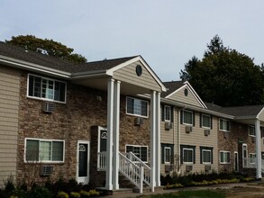 323 Brook Ave in Bay Shore, NY - Building Photo - Building Photo