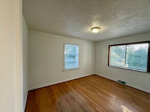 4615 Picnic Point Rd in Edmonds, WA - Building Photo - Building Photo