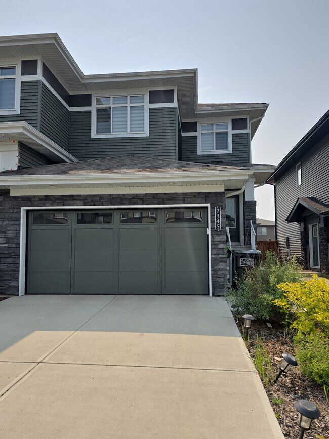 2345 Wonnacott Cres SW in Edmonton, AB - Building Photo - Building Photo