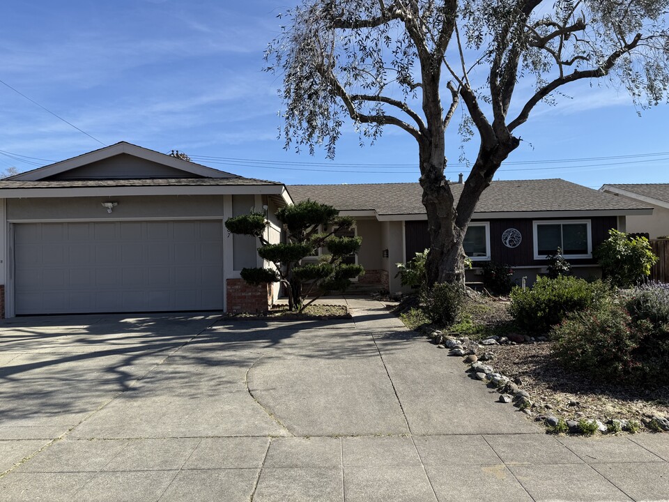 8887 Davona Dr in Dublin, CA - Building Photo