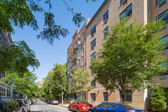 713 E Ninth St in New York, NY - Foto de edificio - Building Photo