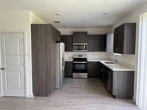 1092 SE 23rd Ave in Homestead, FL - Foto de edificio - Building Photo