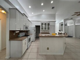 7400 SW 37th Ct in Davie, FL - Building Photo