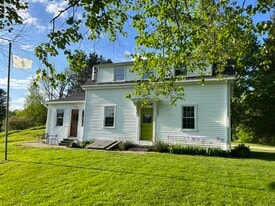 9 Dunbar Dr in Farmingdale, ME - Building Photo